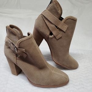 VINCE CAMUTO Women’s Sz 8.5 Perforated Tan Suede  Booties Ankle Boots Shoes NWOB